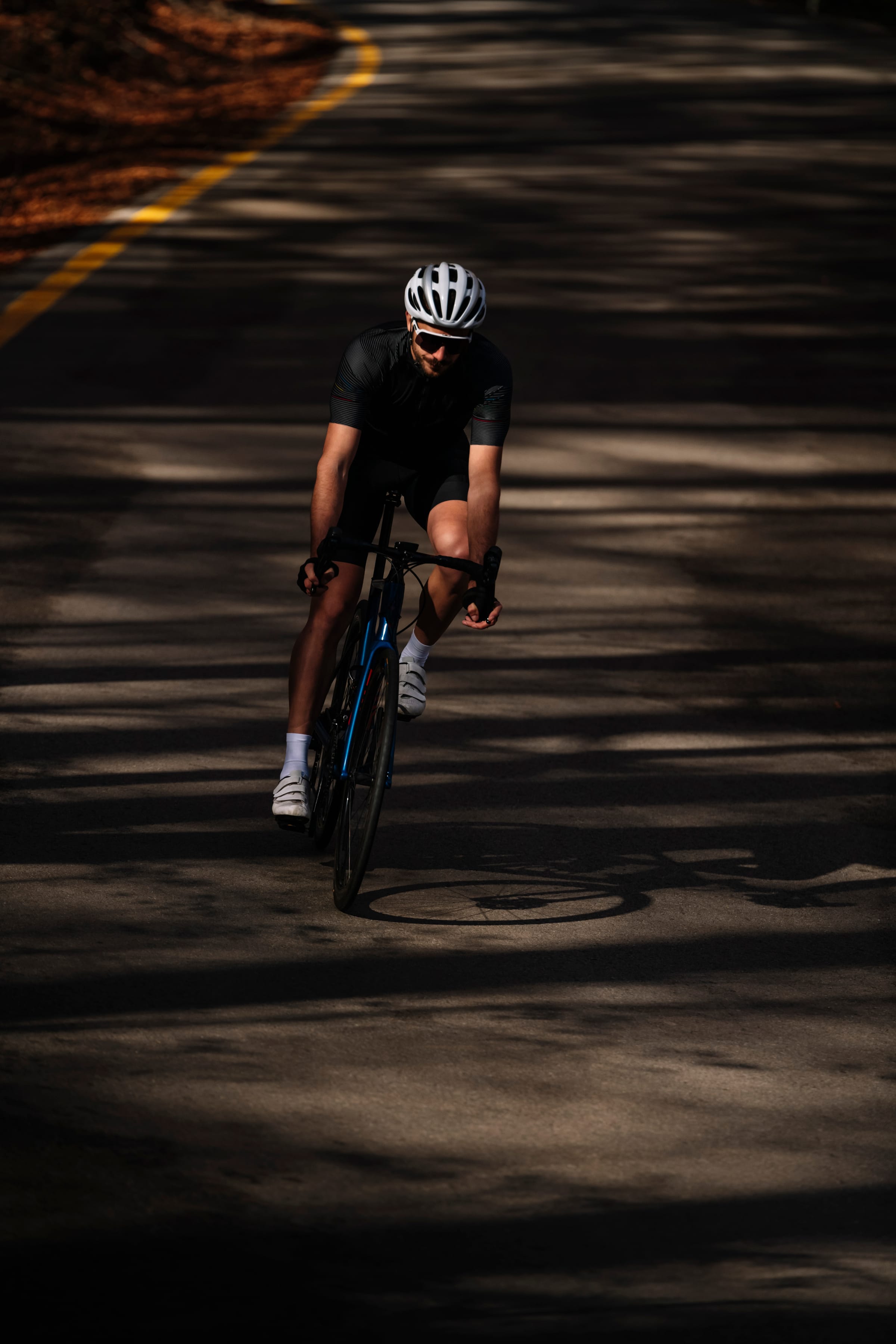 Un cycliste progresse seul sur une route GravelMan.